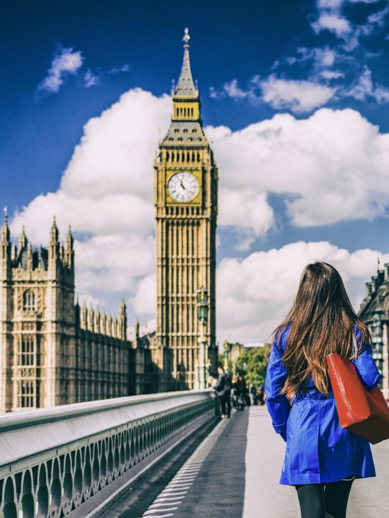 A women in casual outfit strolling in London.